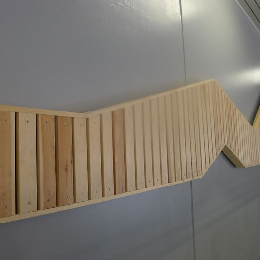 Detaljer i tre på svømmehallvegg