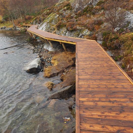 Gangbane langs sjøen