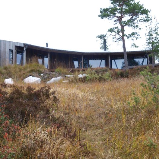 Lang hytte i skogen