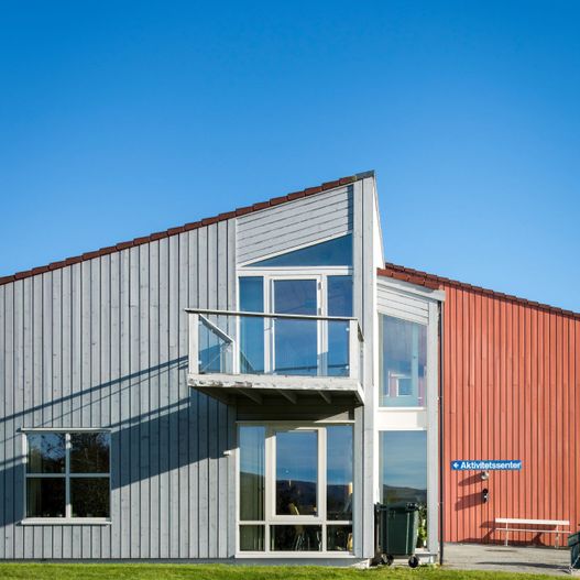 Rødt og hvitt bygg med skråtak