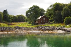 Gammelt hus ved sjøen