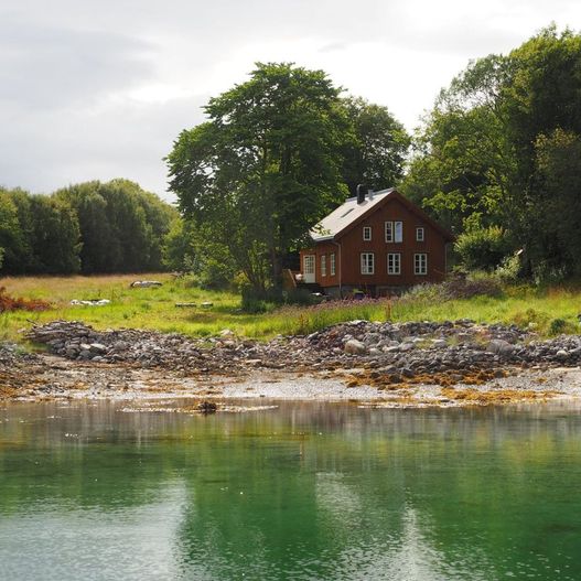 Gammelt hus ved sjøen