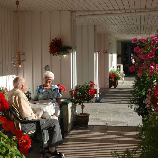 To personer prater i utemråde på hus