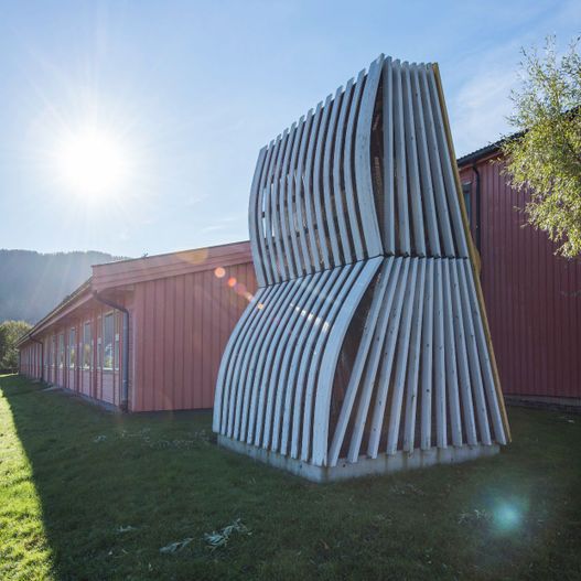 Skulptur ved skolebygg