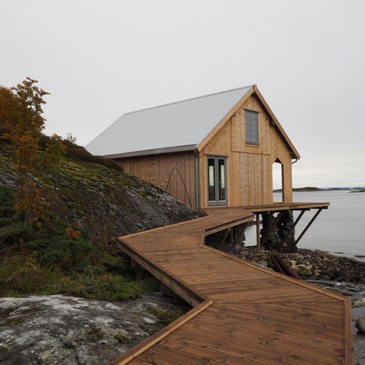 Sjøhus med trevei