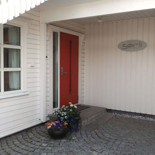 Inngang med rød dør