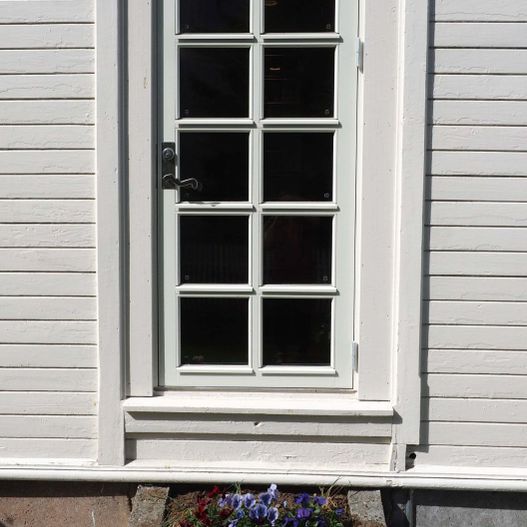 Dør på hvitt bygg