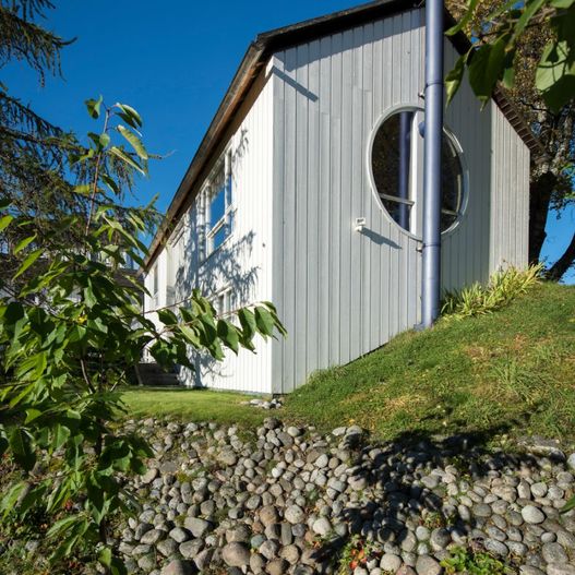 Hvitt hus med steinmur