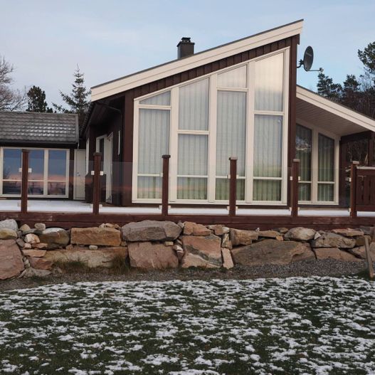 Hytte med store vindu