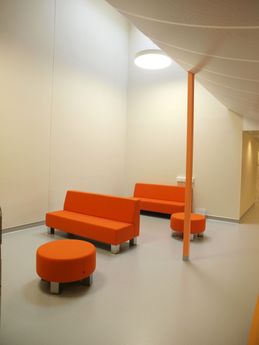 Oransje sittemøbler på skoleområde