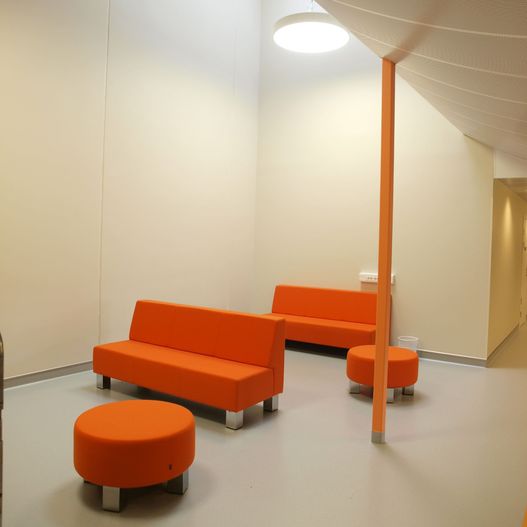 Oransje sittemøbler på skoleområde
