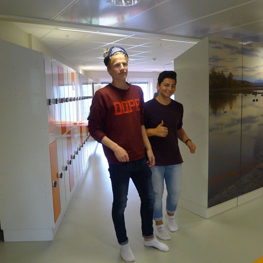 To personer i skolegang