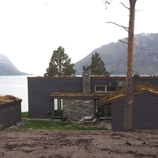 Hytte med utehus ved innsjø