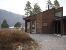 Moderne hytte ved innsjø