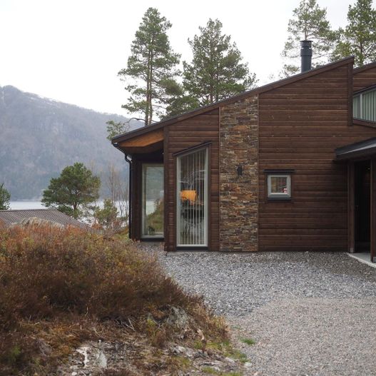 Moderne hytte ved innsjø