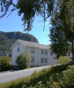 Stort hvitt hus ved vei