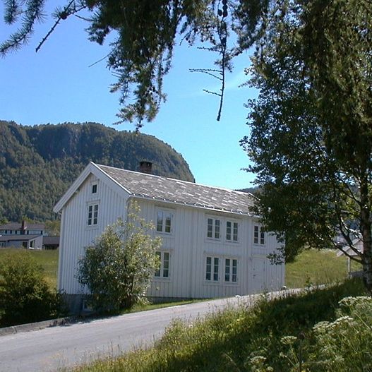 Stort hvitt hus ved vei