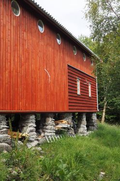 Rehabilitert låve på steingrunn