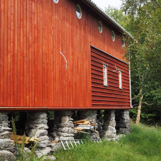 Rehabilitert låve på steingrunn