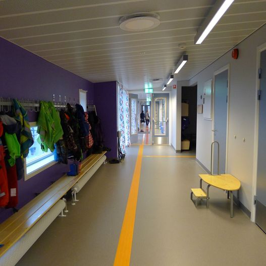 Gang i barnehage med oppheng til jakker