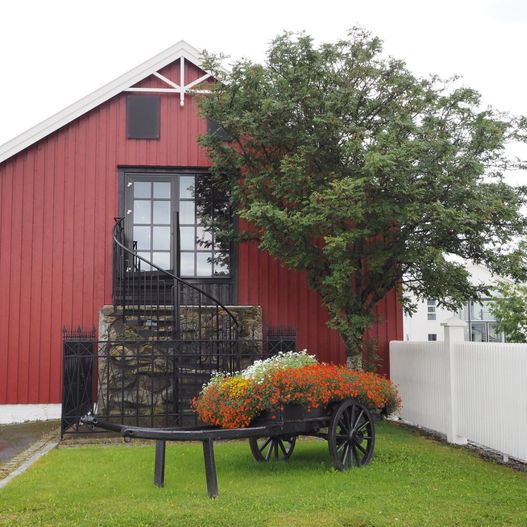 Rødt gårdsbygg på hovde gård