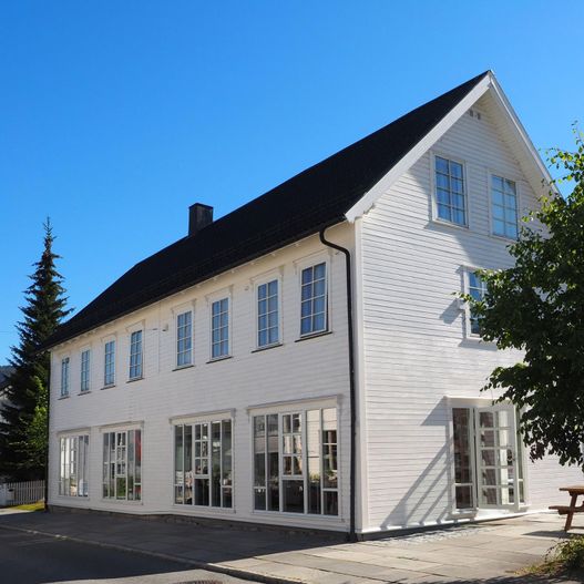 Rehabilitert stort hvitt hus