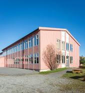 Lyst rosa skolebygg