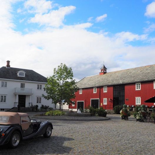 Hovde gård med gammel bil