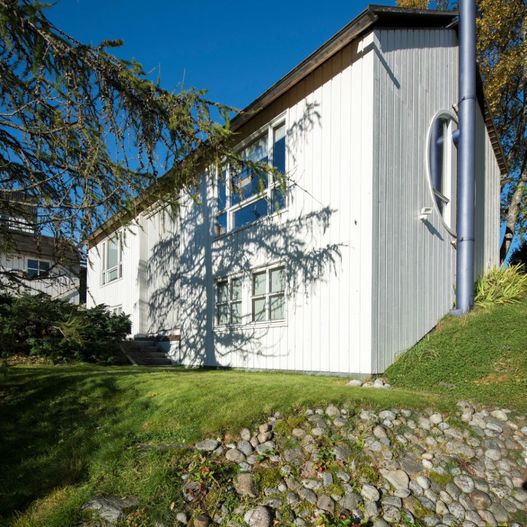 Hvitt hus med steinmur