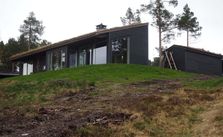 Moderne hytte i skogen