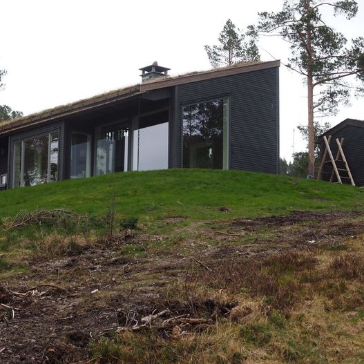Moderne hytte i skogen