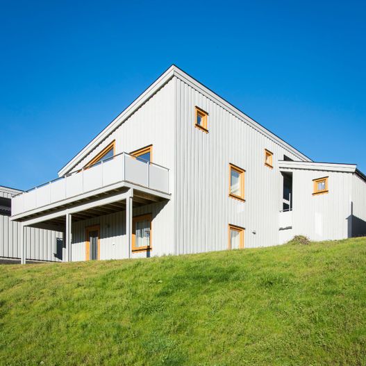 Moderne hviitt bygg med balkong