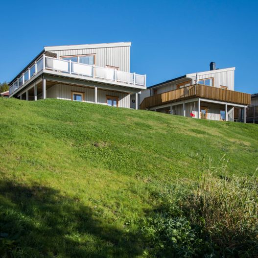 Like moderne boliger ved siden av hverandre