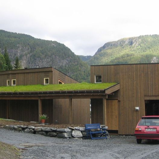 Bolig med torvtak og garasje