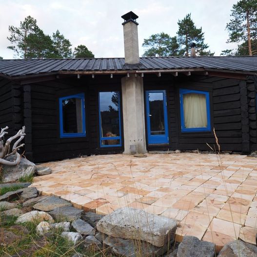 Liten hytte med uteområde